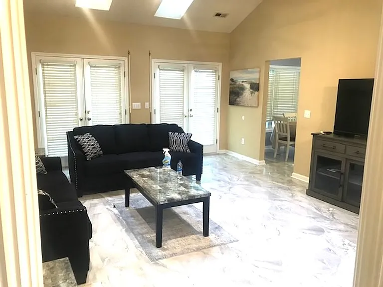 302 Caroline Cir — Photo 6