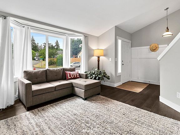 Formal living room & entry >