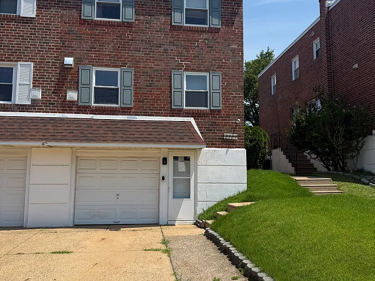 2727 Taunton St — Photo 2