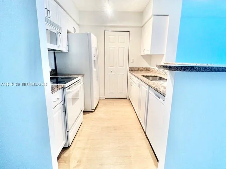 1155 Brickell Bay Dr #807 — Photo 6