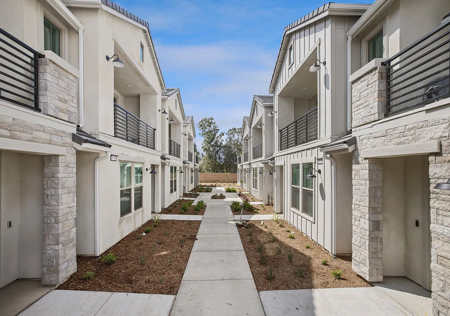 Beautiful Townhome For Rent In Well Desired Neighborhood! — Photo 1