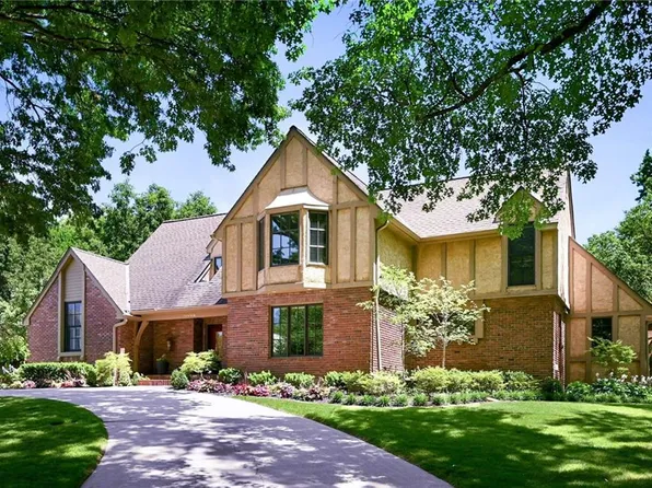 10002 Mackey Cir, Overland Park, KS 66212