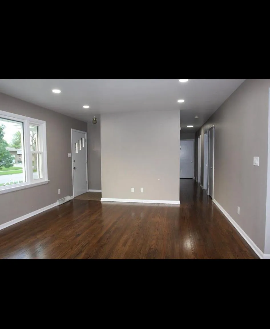 515 E 54th Pl — Photo 2