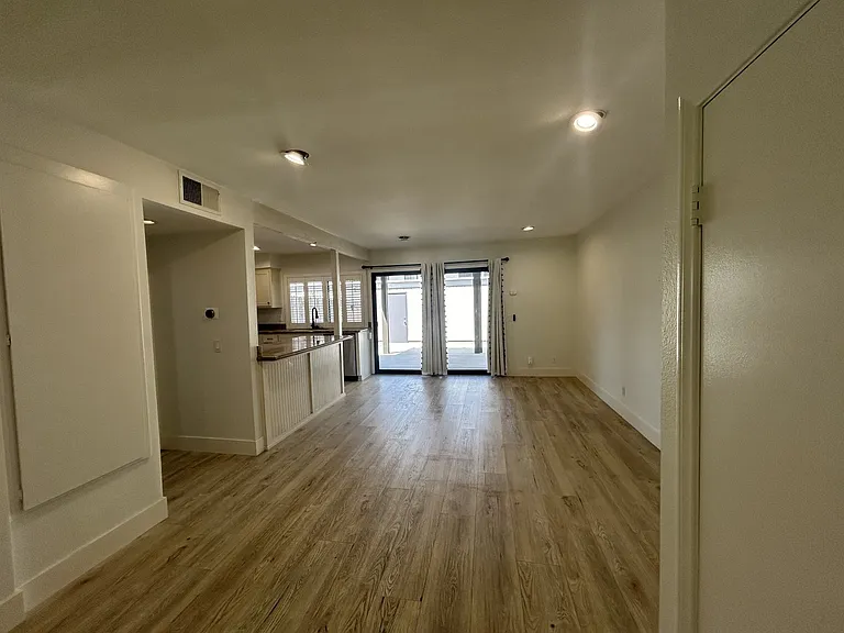 714 Briarwood Ln — Photo 3