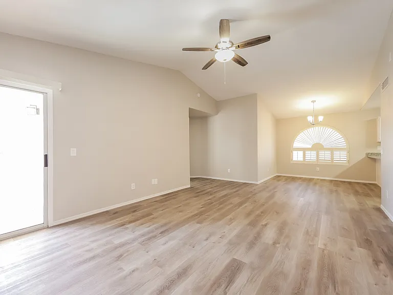 7549 W Kerry Ln — Photo 5