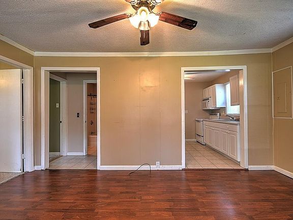 3rd image of 2625 Louise St