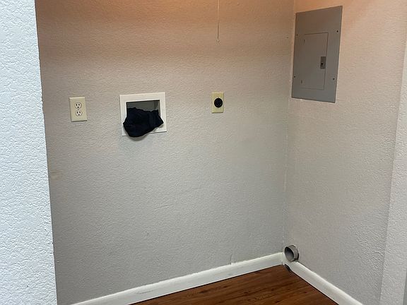 washer/dryer hookups off hallway