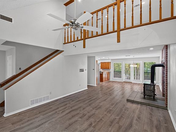3rd image of 1009 W Winding Creek Dr