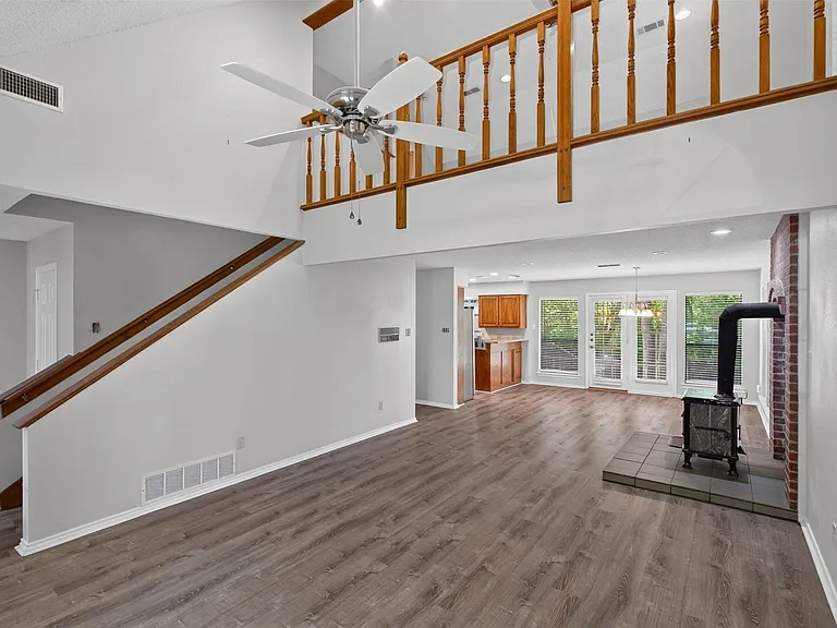 1009 W Winding Creek Dr — Photo 3
