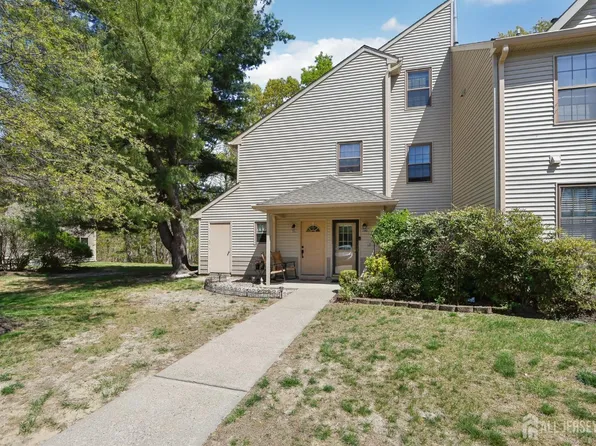 300 Larkspur Ln, Jackson, NJ 08527