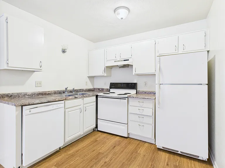 403 Boyett St N — Photo 8