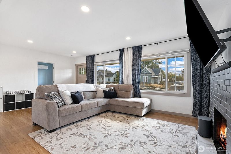 4th image of 435 E 64th Street