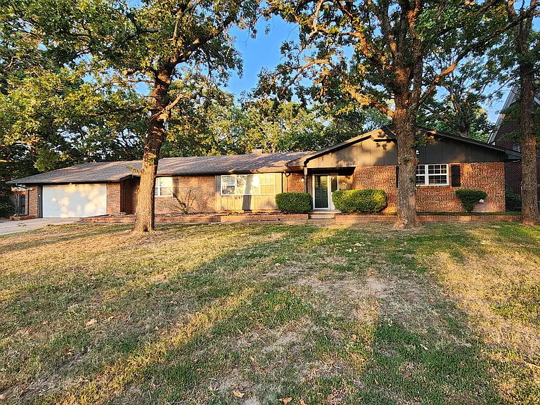 204 S Morrison Dr — Photo 1