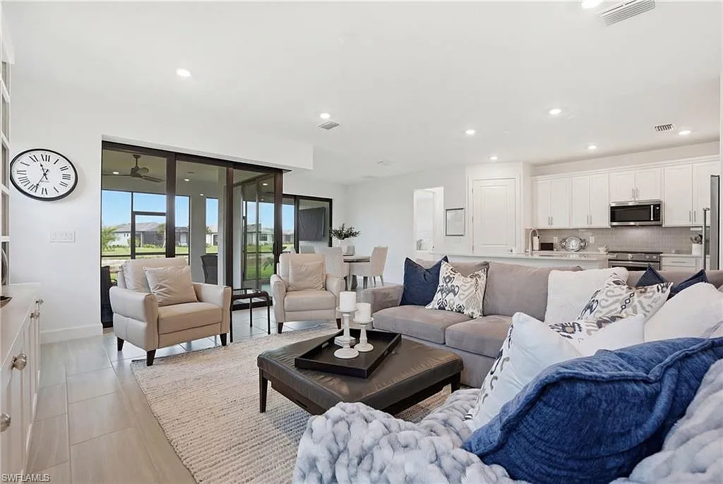 3 bed, 3.0 bath, 2109 sqft, $5,900 — Photo 4