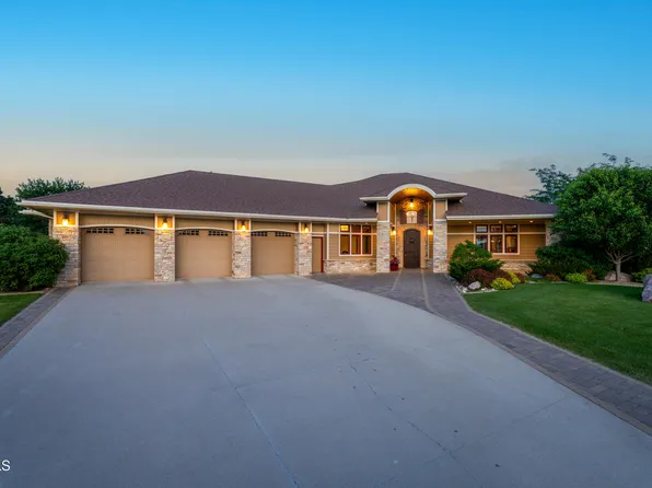 3207 Aspen Ln, Bismarck, ND 58503