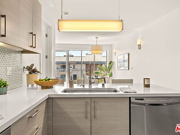 5th image of 12837 Moorpark St Unit 302