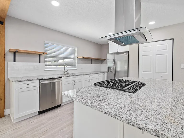408 W Virginia Ave — Photo 5