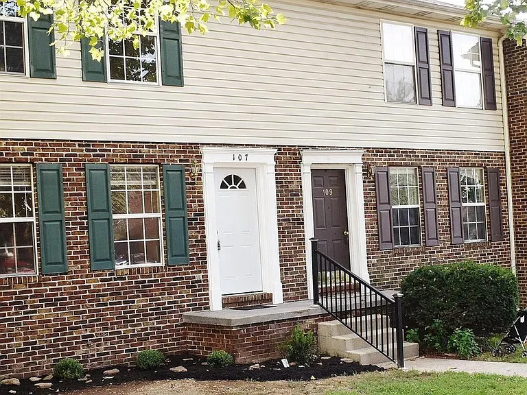 107 Parkside Dr — Photo 1