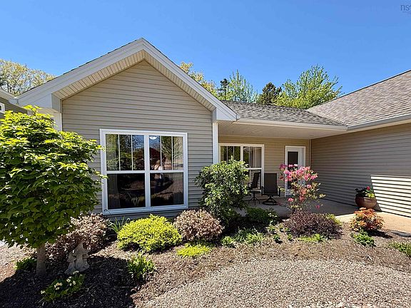 3rd image of 32 Roundhouse Dr