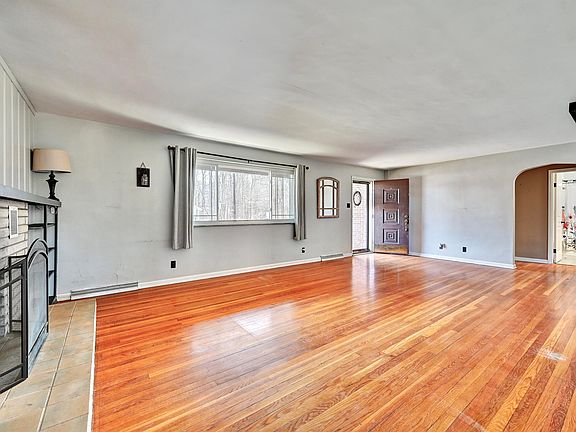 3rd image of 118 Riverside Dr