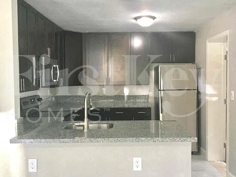 1640 NE 32nd Pl — Photo 4