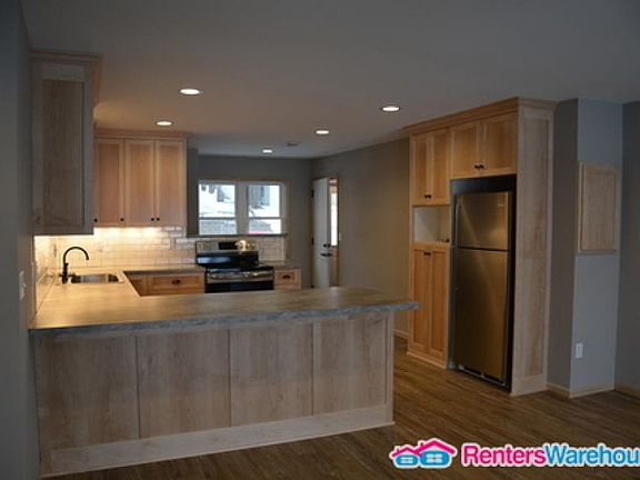 4th image of 32 E Lake St APT 2