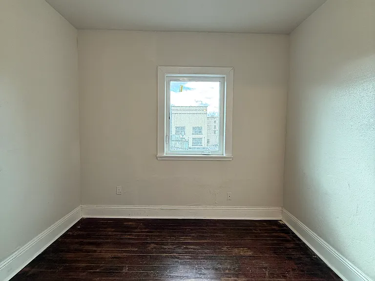 209 1/2 Wishkah St #309 — Photo 7