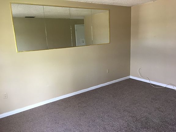 4th image of 1305 Fairway Dr