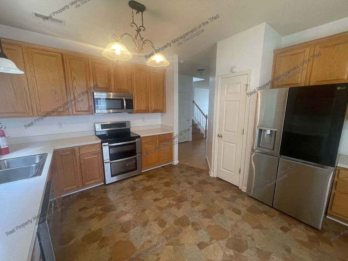 3 bed, 2.5 bath, 1714 sqft, $1,995 — Photo 3