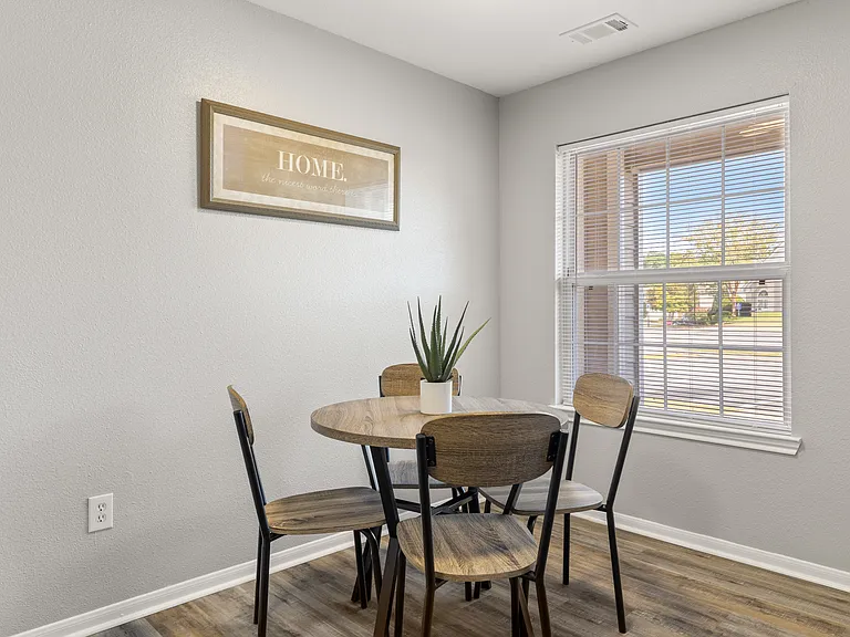 Sunset Pointe Apartments — Photo 37