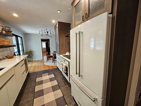 3rd image of 1000 W 89th St