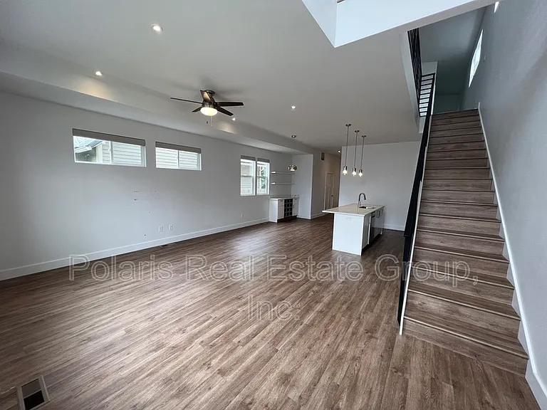 2201 Pleasant St — Photo 3