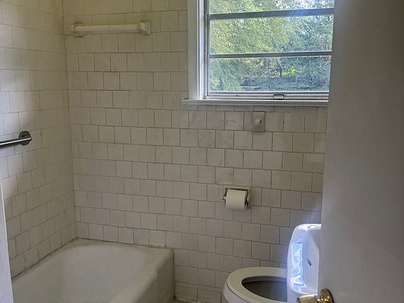 4th image of 191 Lansing Ave