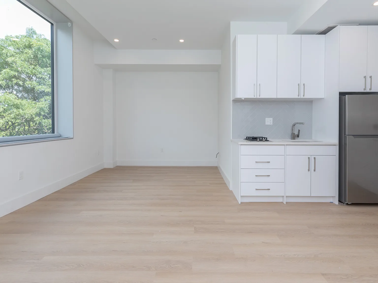 Studio, 402 sqft, $2,200 — Photo 1