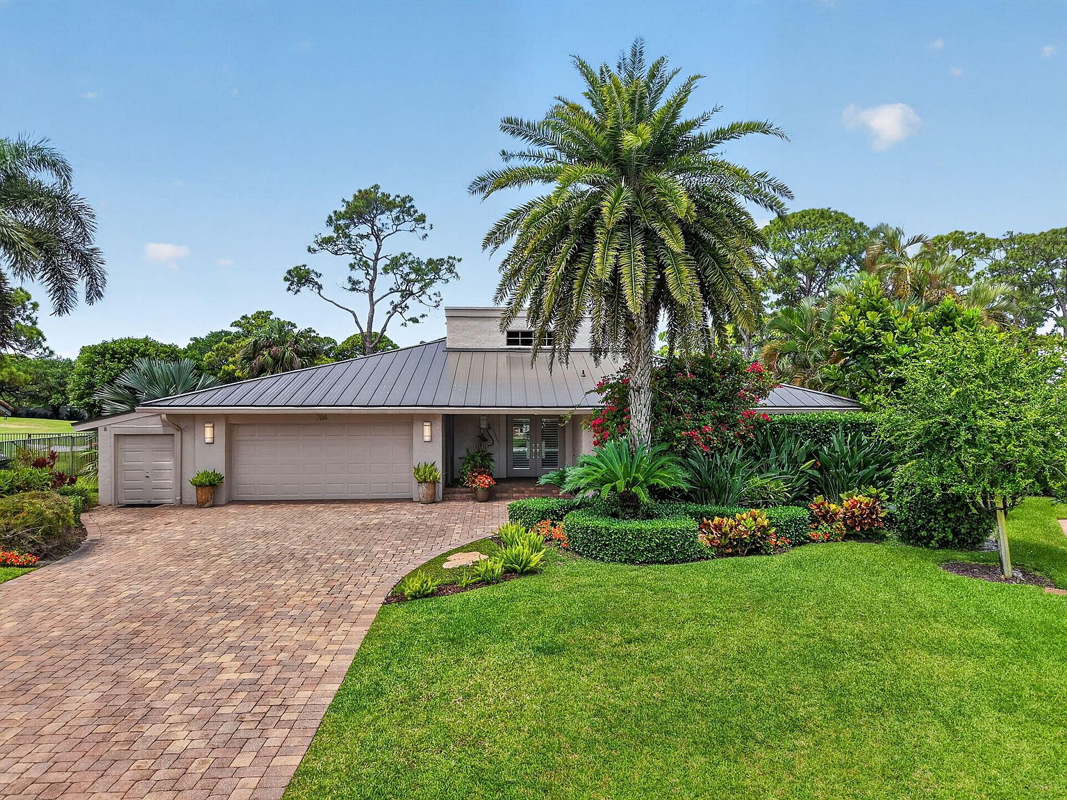 706 Foxpointe Circle