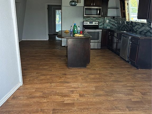 3rd image of 602 Tanglewood Ln