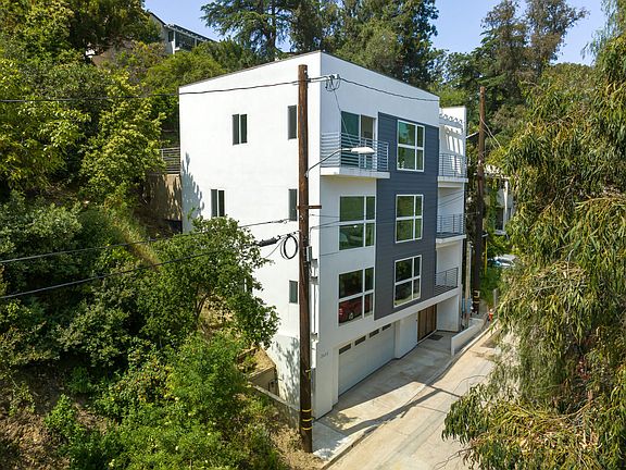 3rd image of 2635 Adelbert Ave