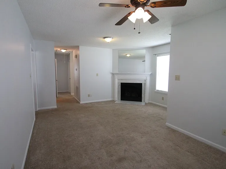 1077 Farm Pond Ln — Photo 3