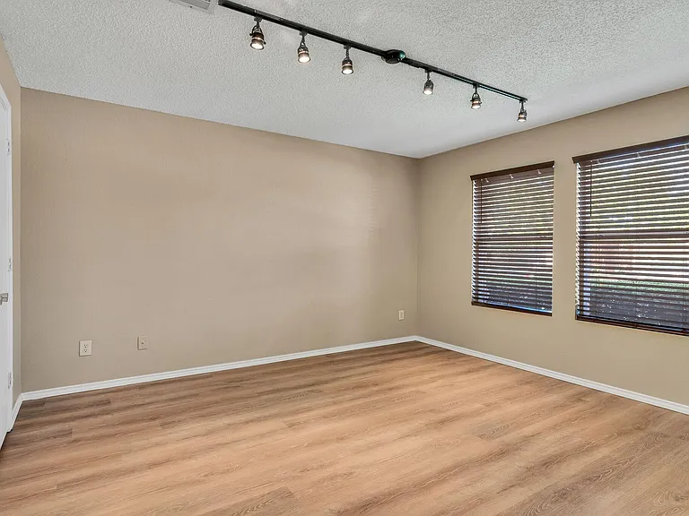 2124 Blanco Ln — Photo 2