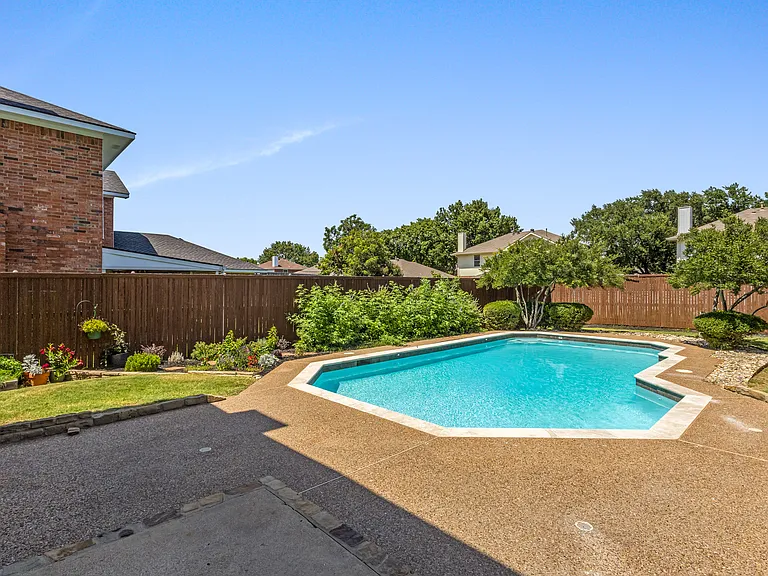 6906 Graham Dr — Photo 20