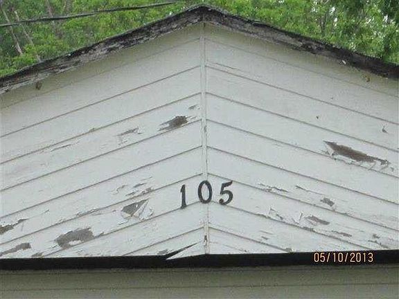 3rd image of 105 S Oak St