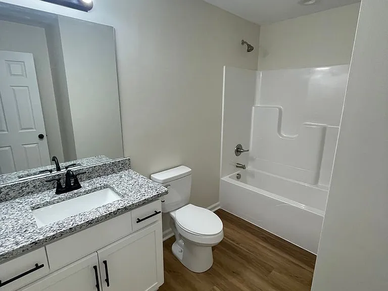 923 W 9th St — Photo 9