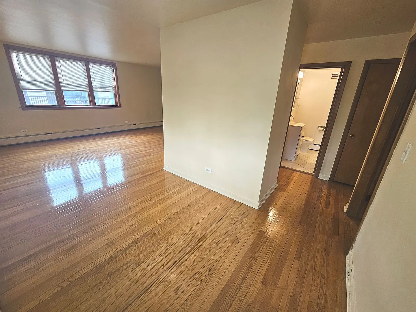Spacious 1 bedroom, 1 bathroom in Evanston — Photo 1