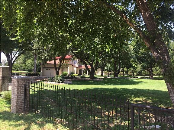 3rd image of 2324 Oak Knoll Dr