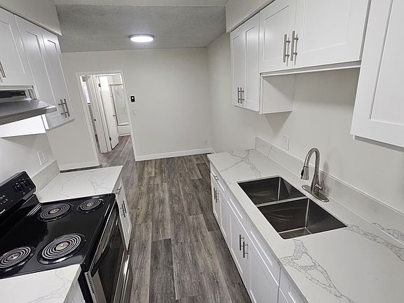 5th image of 2130 N Beachwood Dr #6