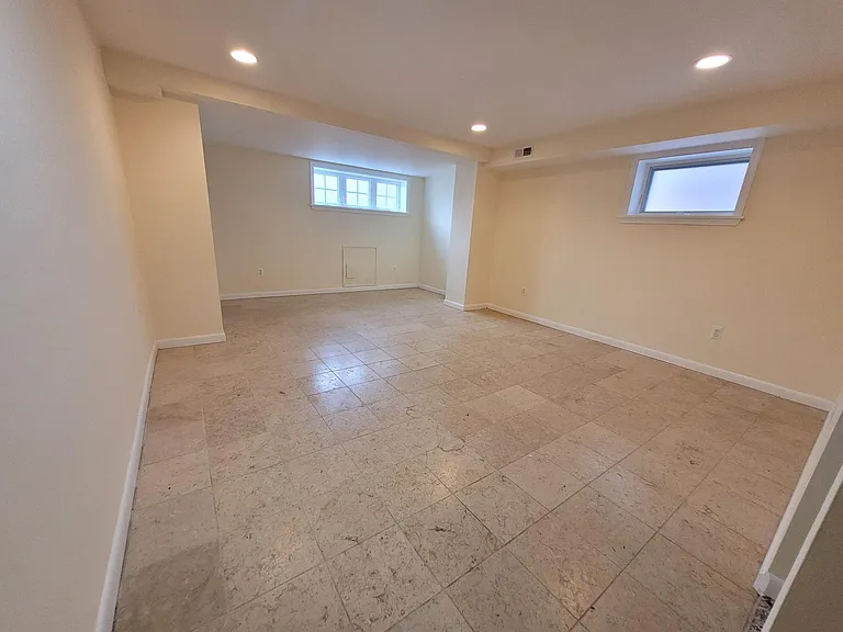 333 Folcroft St — Photo 14