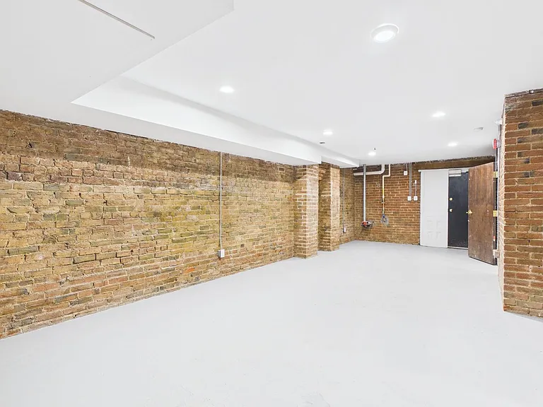 7 East Franklin — Photo 117