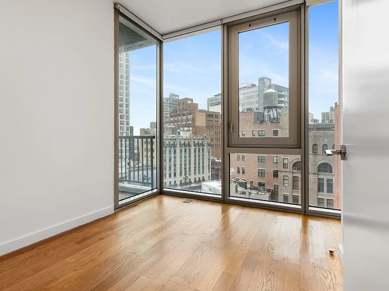 430 Albee Sq #4E — Photo 2