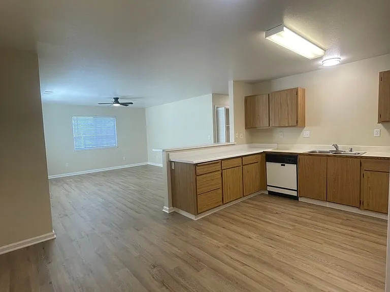 802 Cally Ct — Photo 4