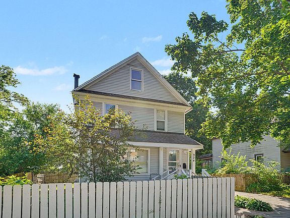 3rd image of 924 Denner St